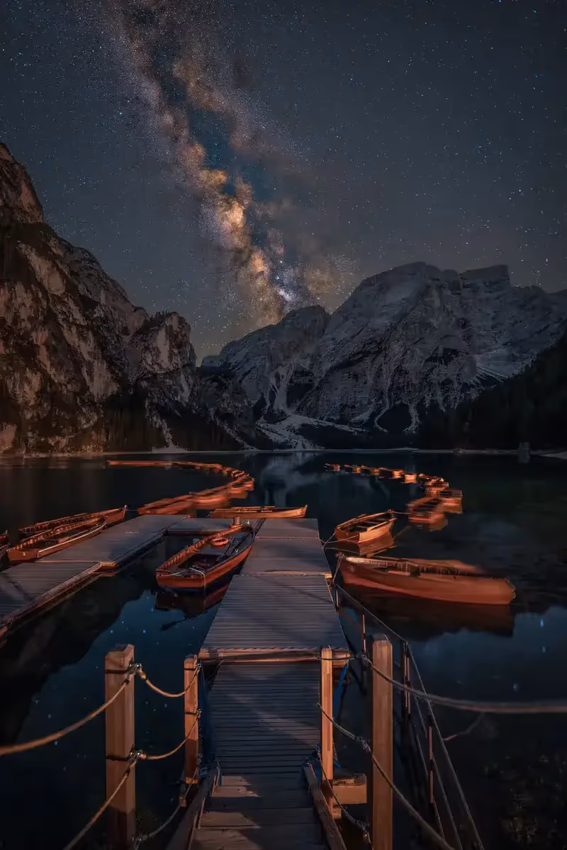 Barche sul lago di Braies sotto la Via Lattea