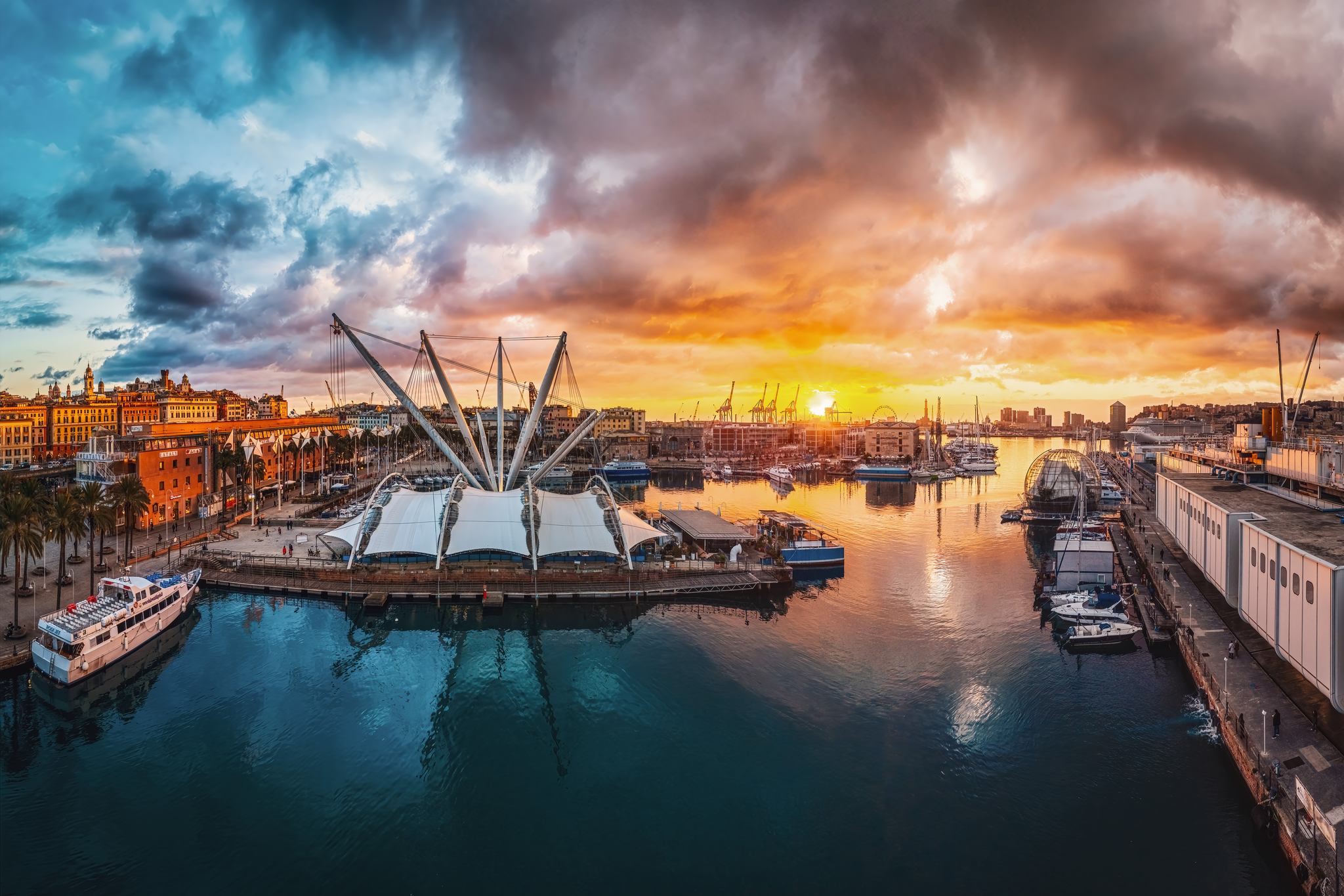 Veduta aerea panoramica del Porto Antico di Genova al tramonto