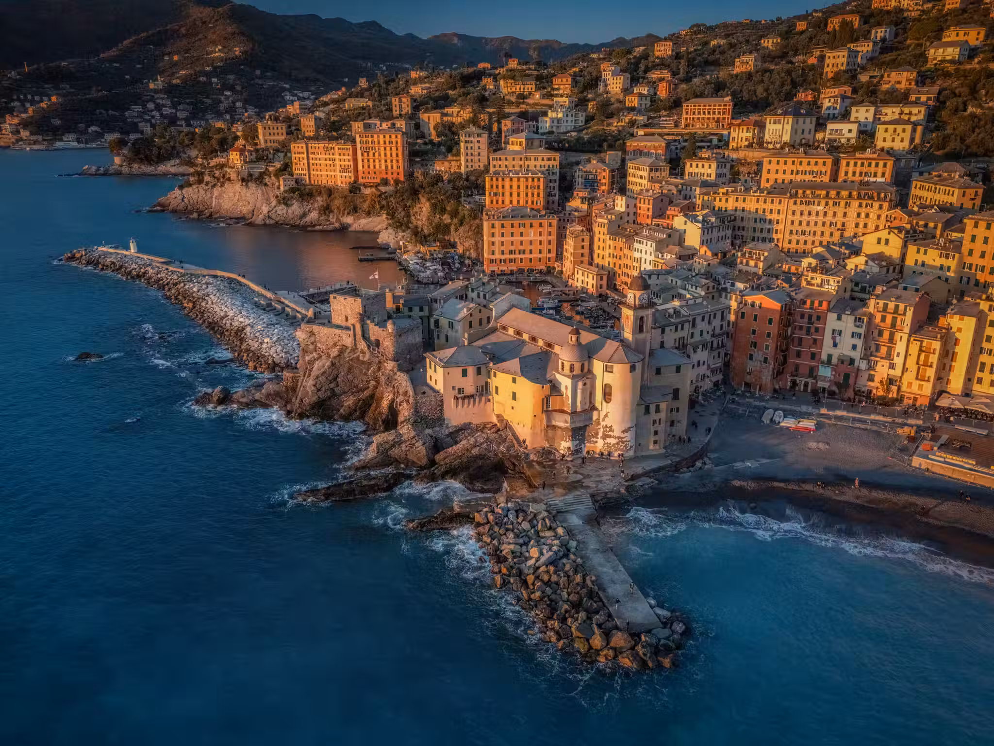 Borgo costiero ligure visto dall’alto