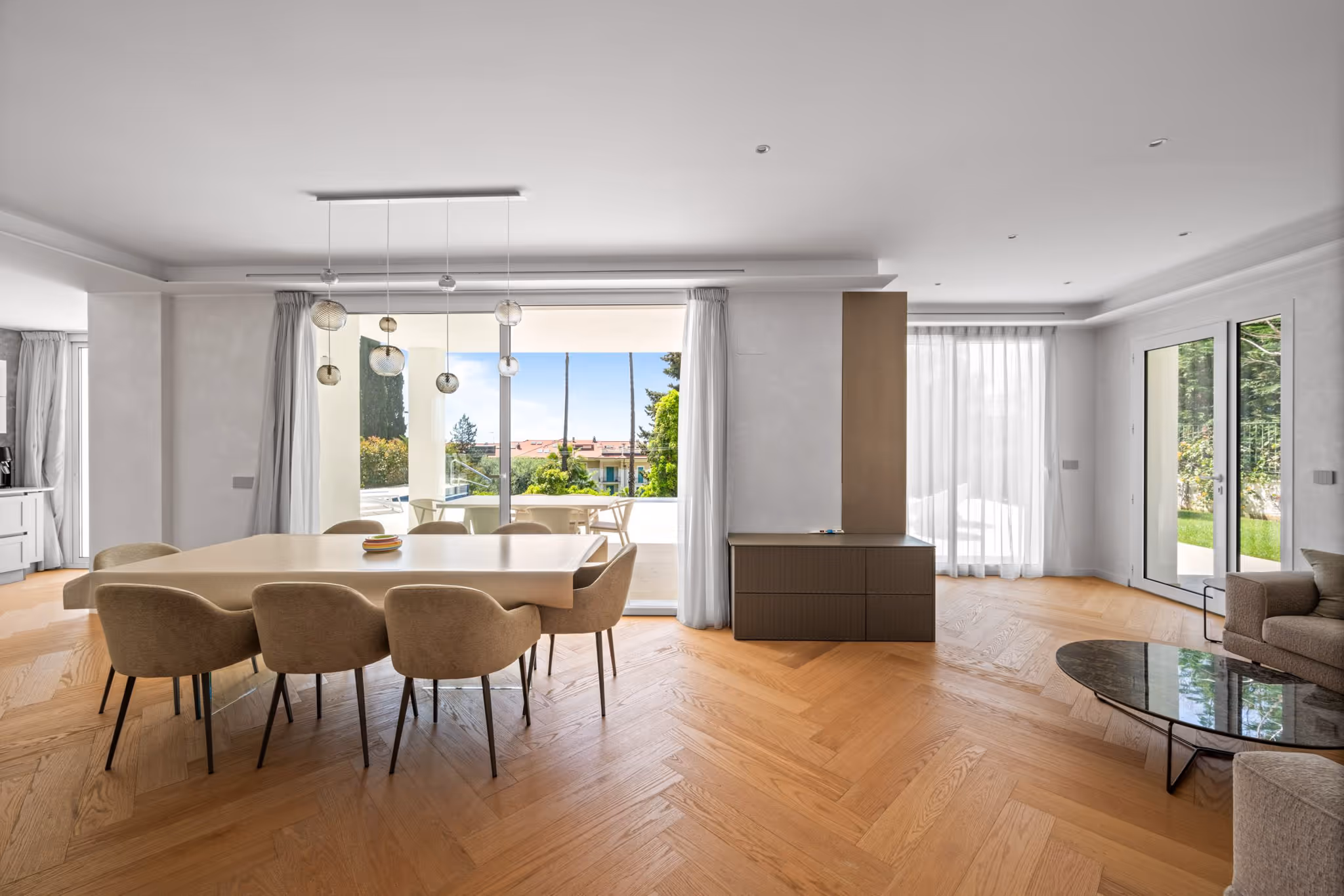Soggiorno contemporaneo con grandi finestre