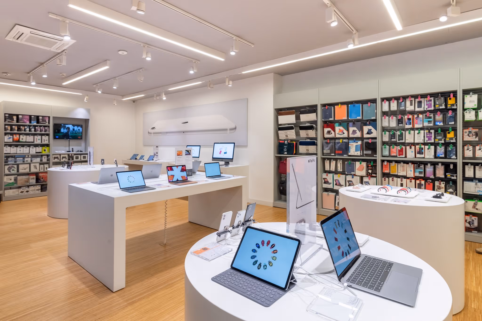 Showroom moderno con computer e scaffali