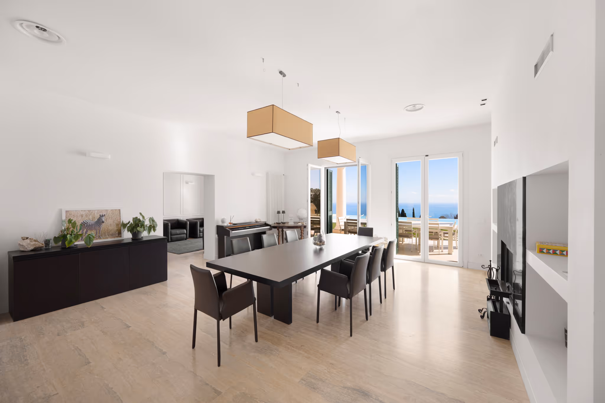 Sala da pranzo contemporanea con vista sul mare