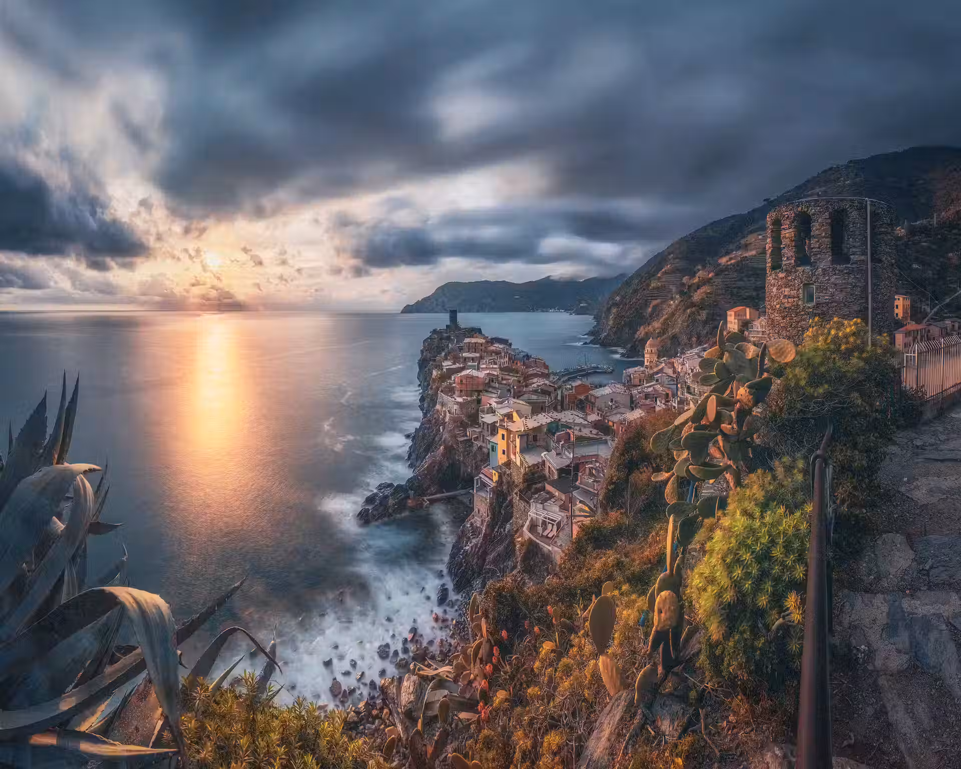 Borgo costiero ligure visto dalla scogliera