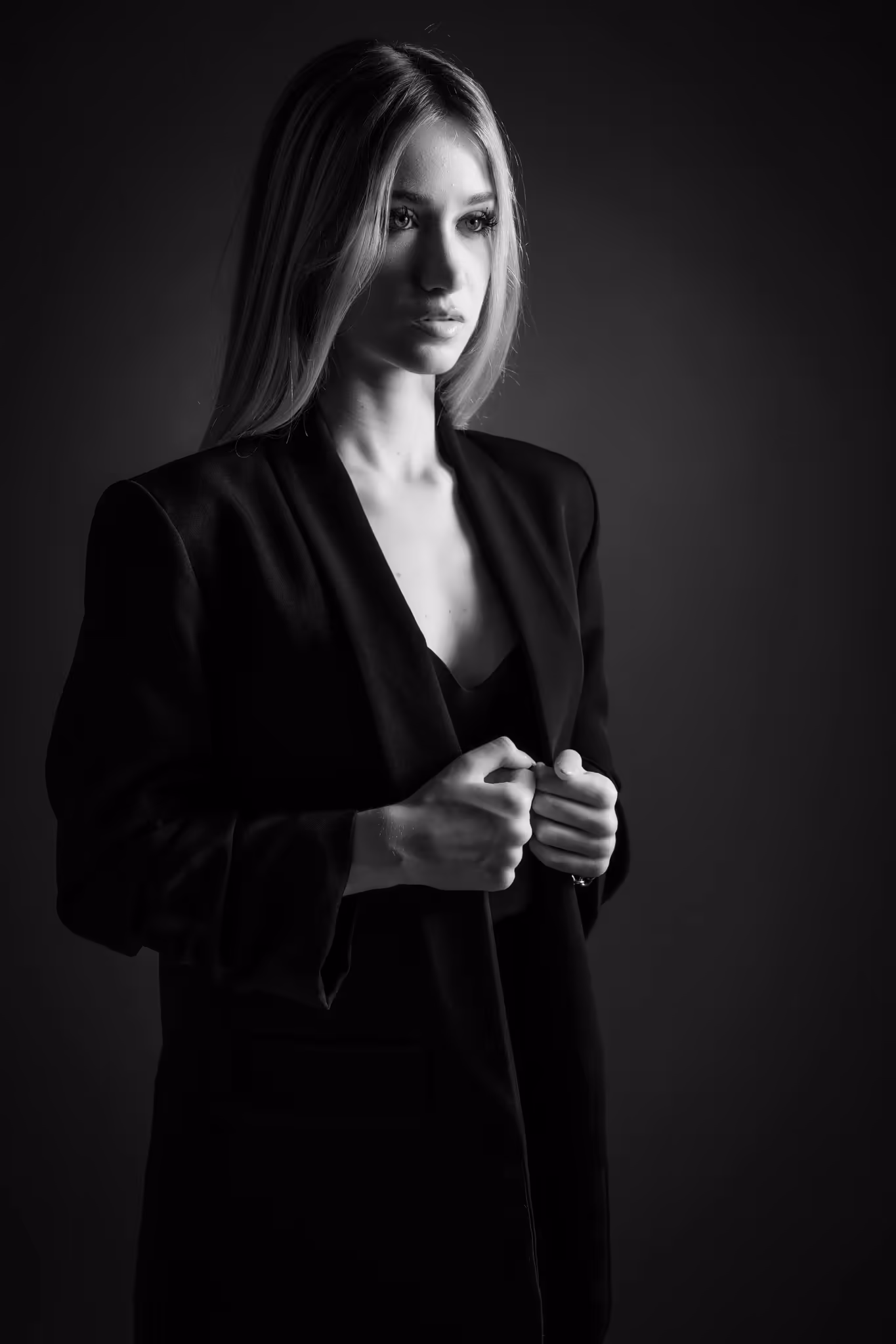 Ritratto in bianco e nero di persona in abito scuro