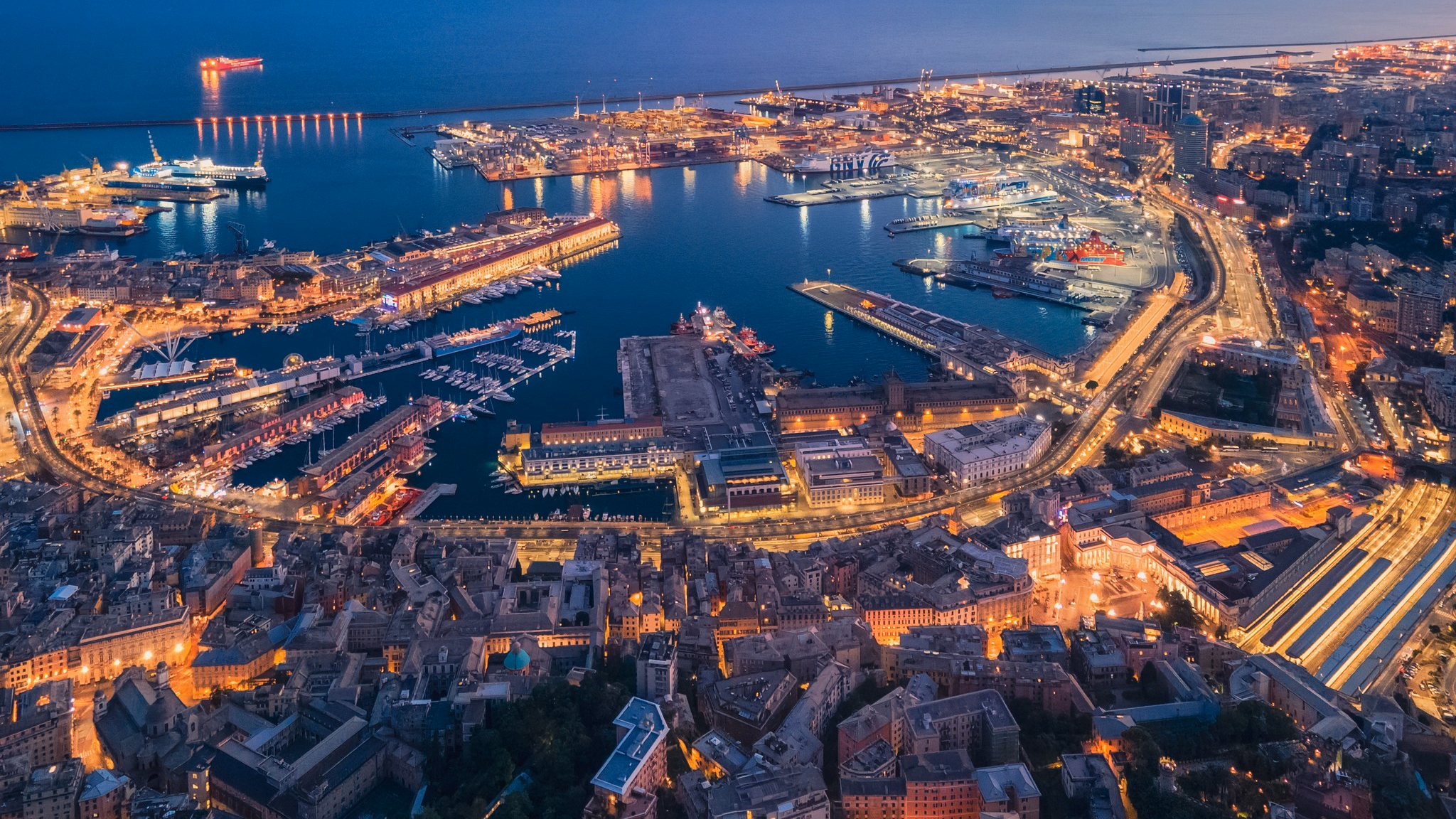 Porto di Genova ripreso dall’alto durante l’ora blu