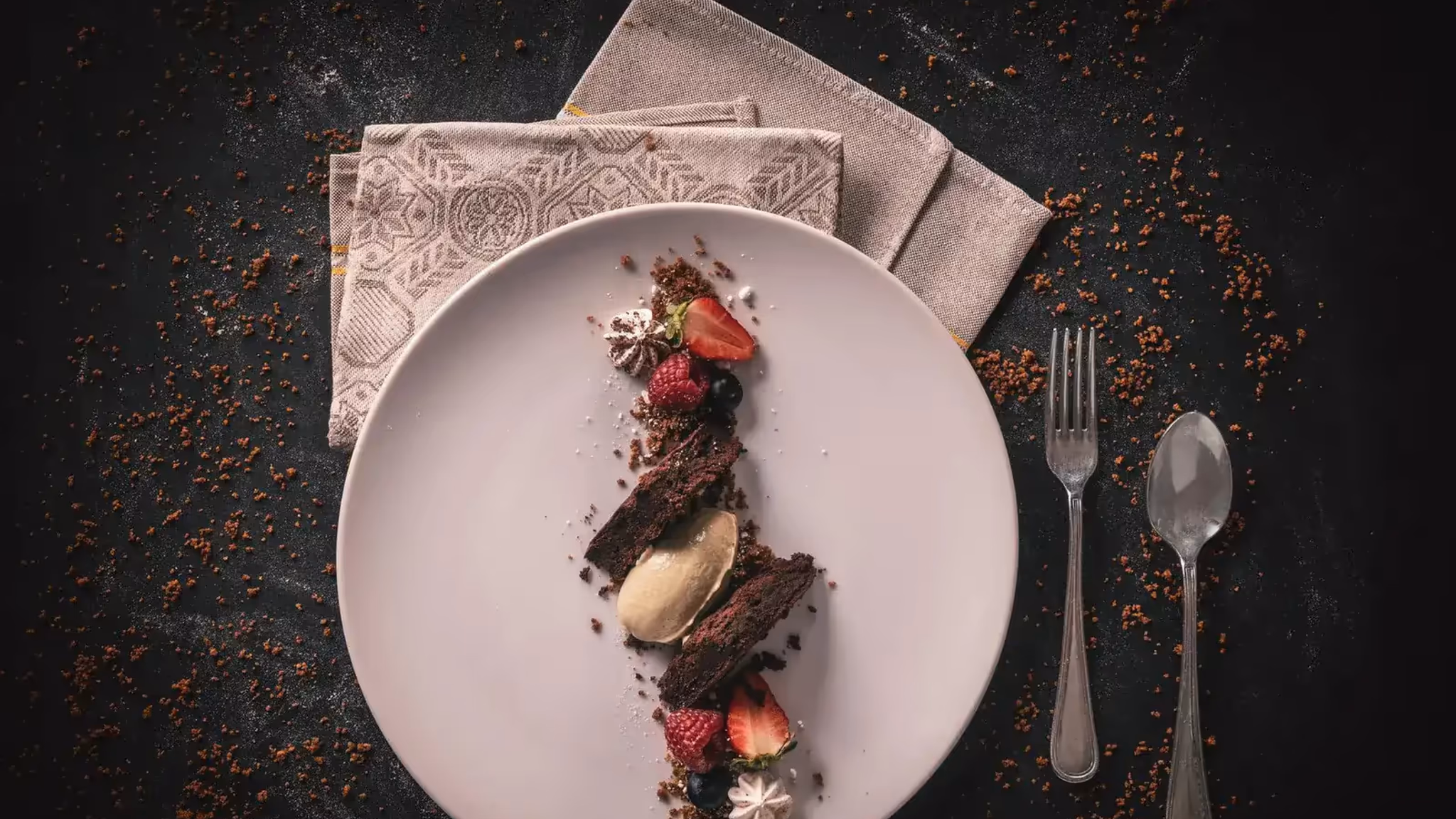Dessert al cioccolato impiattato con frutti rossi