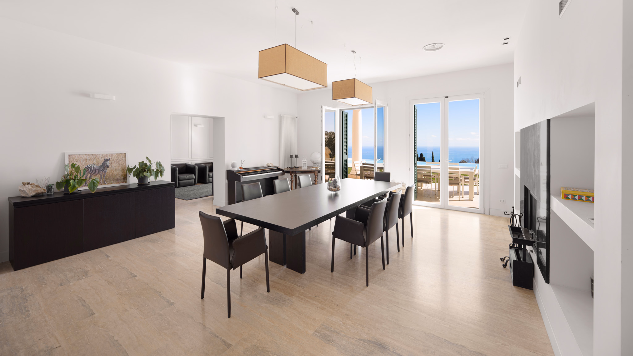 Sala da pranzo contemporanea con vista sul mare