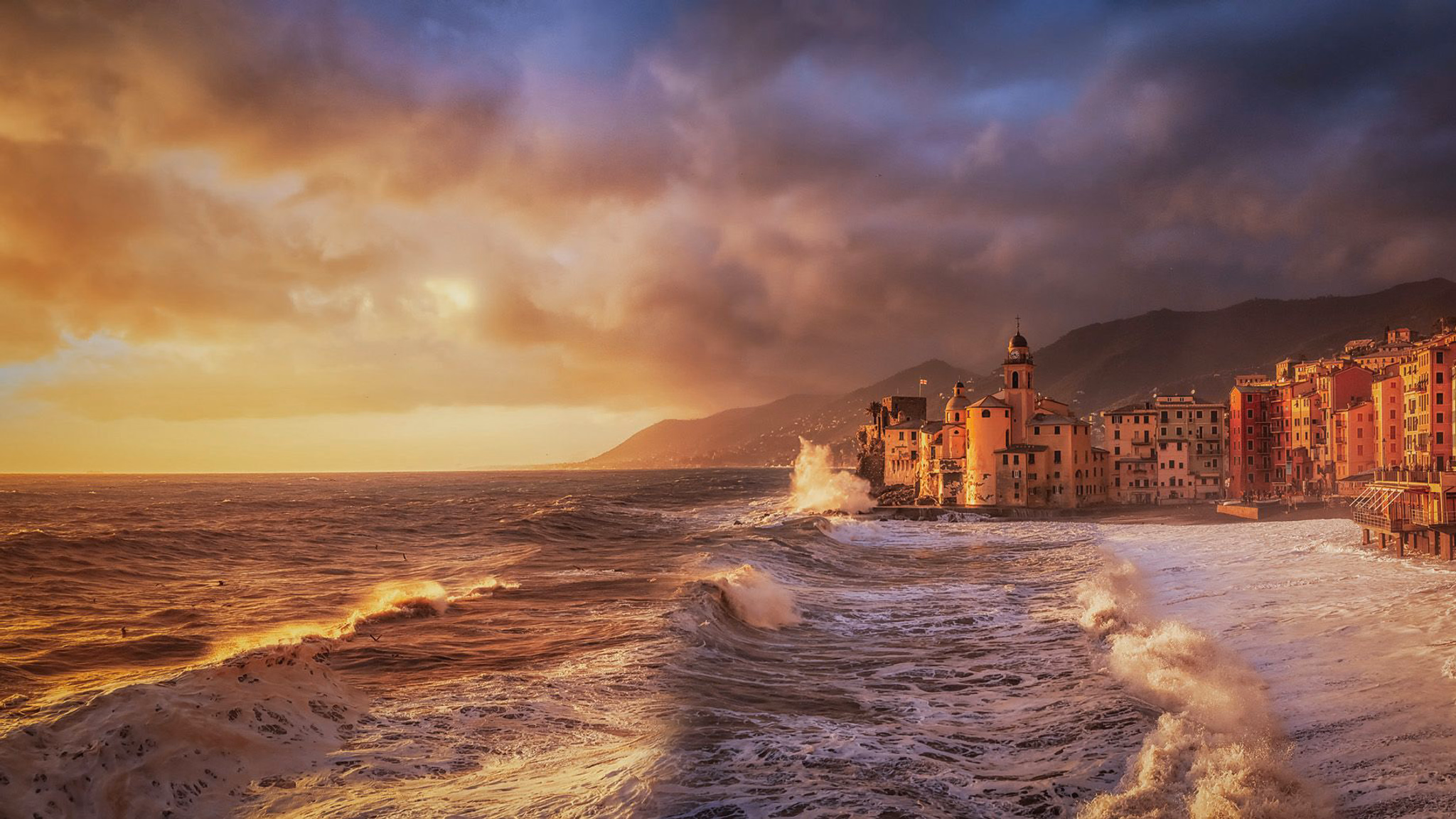 Camogli sul mare durante un tramonto nuvoloso