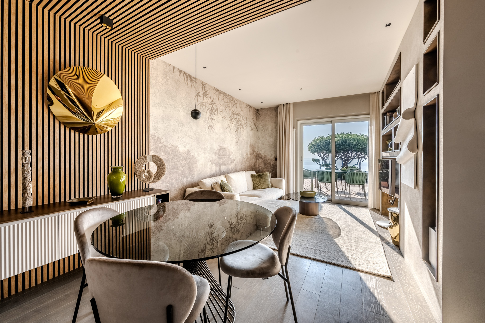 Soggiorno contemporaneo con parete a listelli e vista sul mare